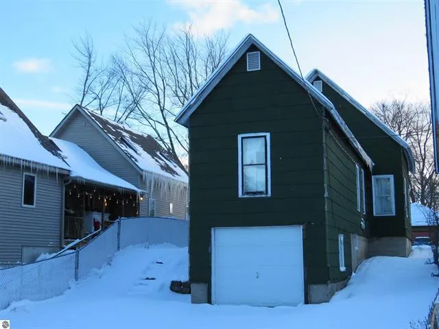 $99,900 | 605 East Garfield Street, Cadillac, MI 49601