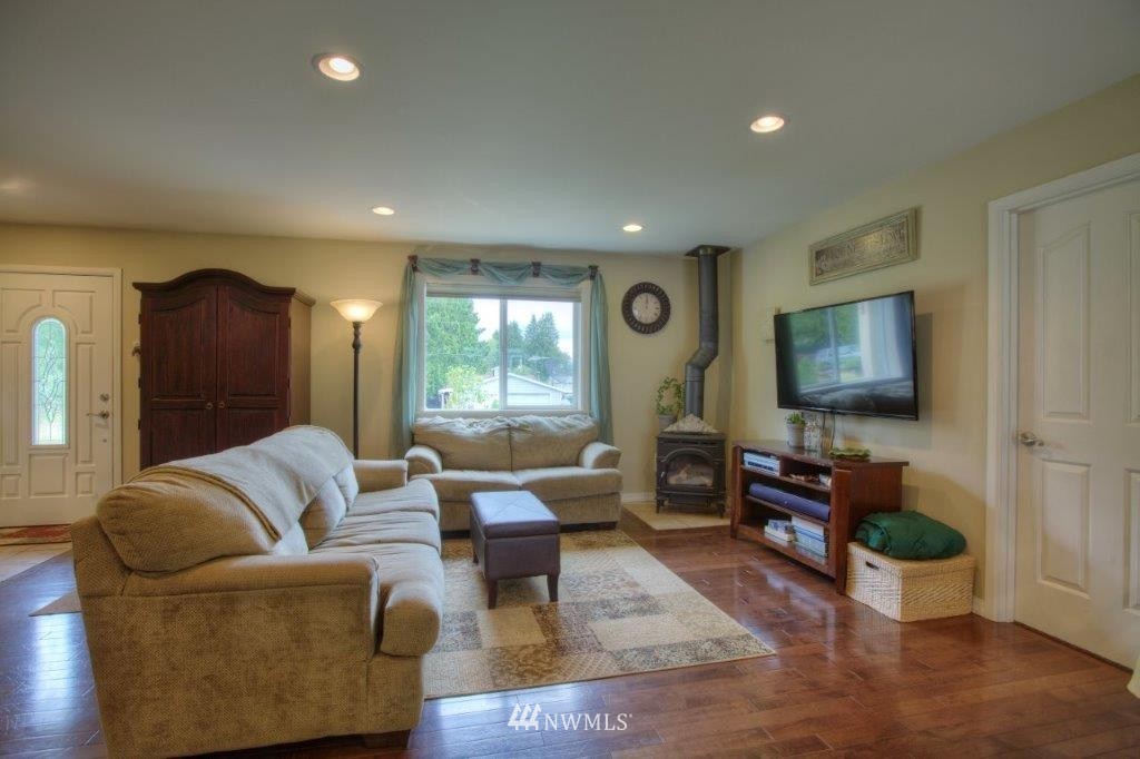 18641 Southeast 163rd Street Renton, WA 98058 - Photo 3 of 15 Gallery Image 3