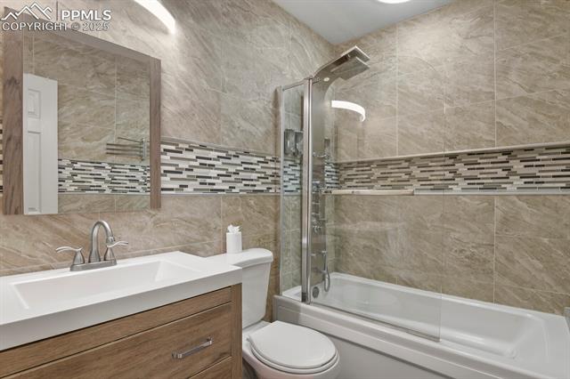 5160 Victory Road Colorado Springs, CO 80911 - Photo 20 of 31 Stylish full bathroom on upper level