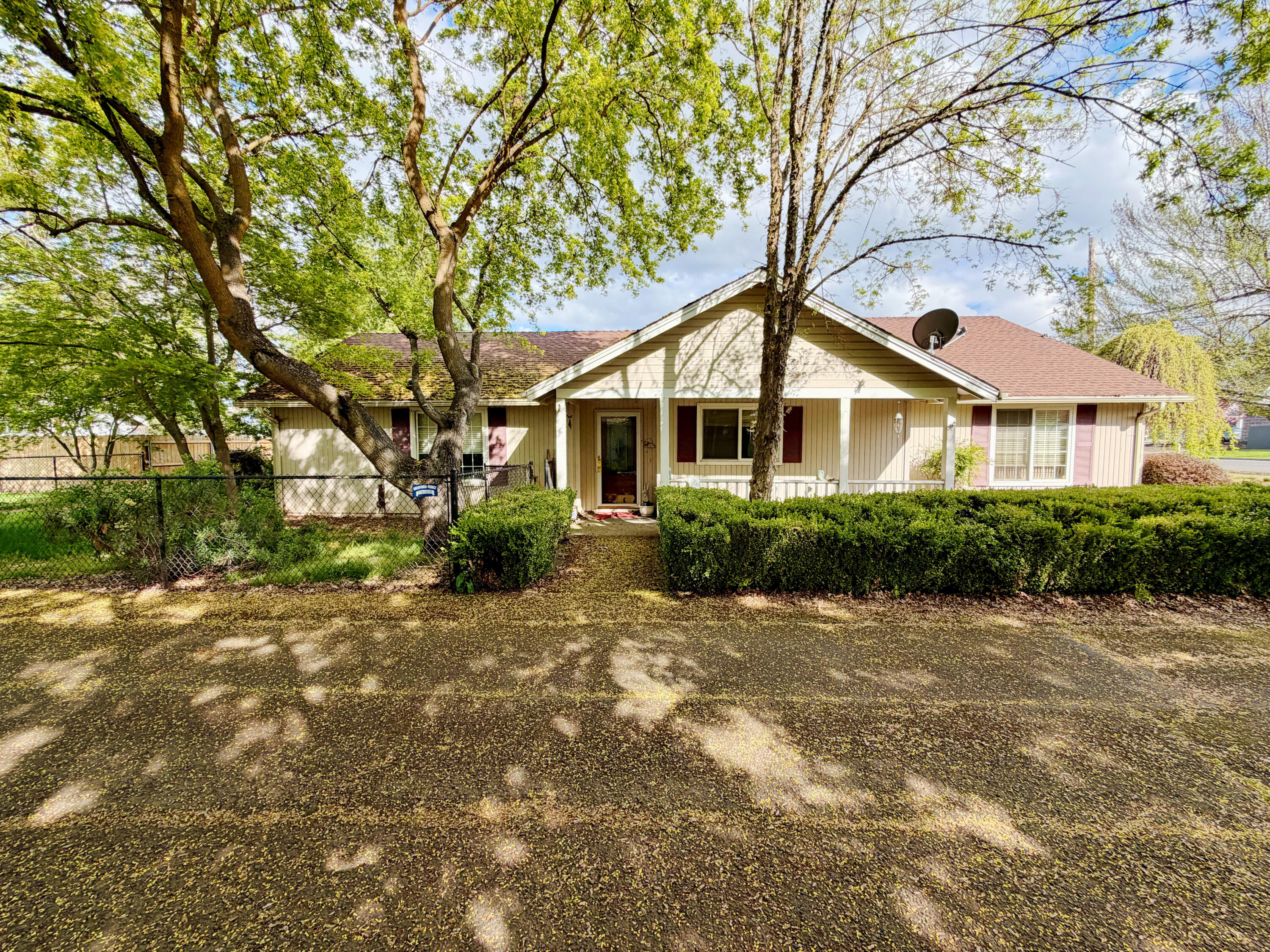 445 Midway Road Medford, OR 97501 - Photo 3 of 21 IMG_7121(1)