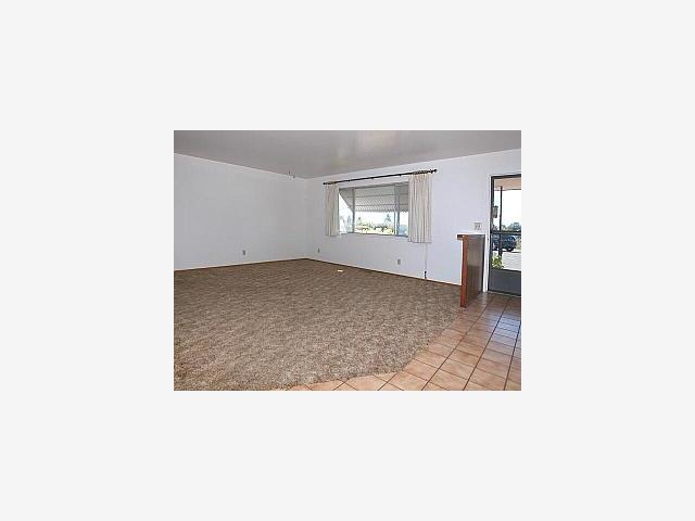 196 Casserly Road Watsonville, CA 95076 - Photo 2 of 5 a picture of a living room with a rug