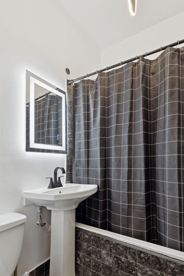 949 North Damen Avenue Chicago, IL 60622 - Photo 18 of 28 a bathroom with a sink toilet and shower