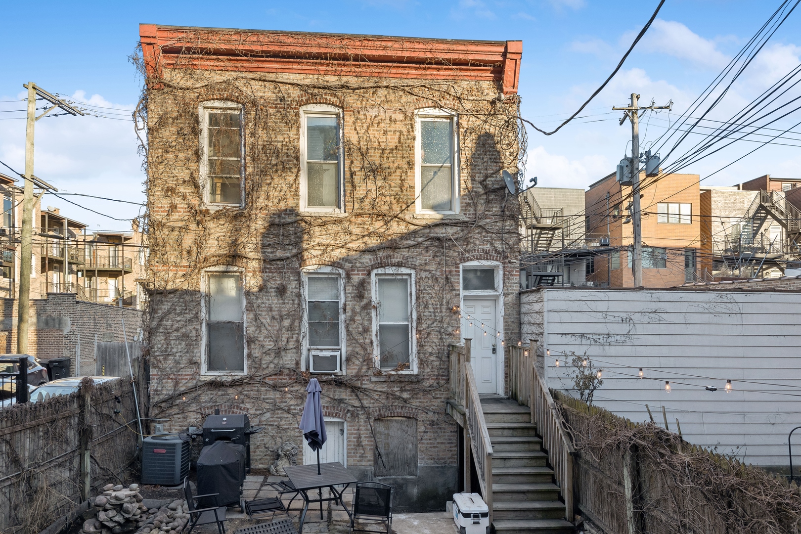 949 North Damen Avenue Chicago, IL 60622 - Photo 21 of 28 a front view of a building