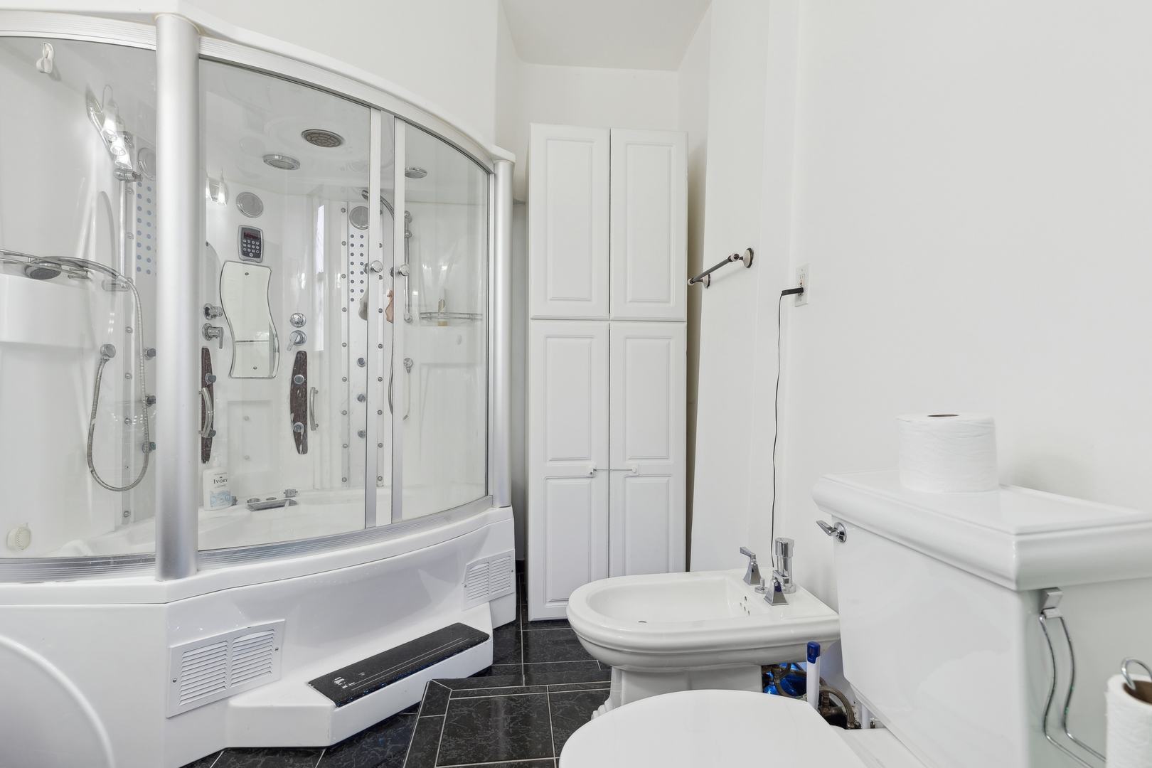 949 North Damen Avenue Chicago, IL 60622 - Photo 24 of 28 a bathroom with a toilet sink and shower