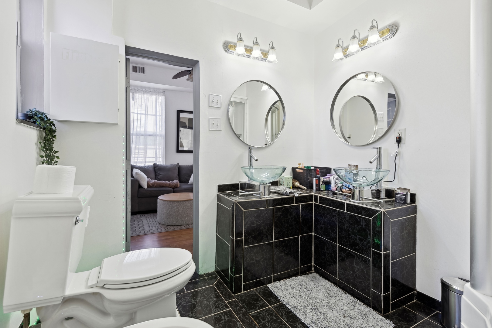 949 North Damen Avenue Chicago, IL 60622 - Photo 25 of 28 a bathroom with a toilet a sink and a mirror