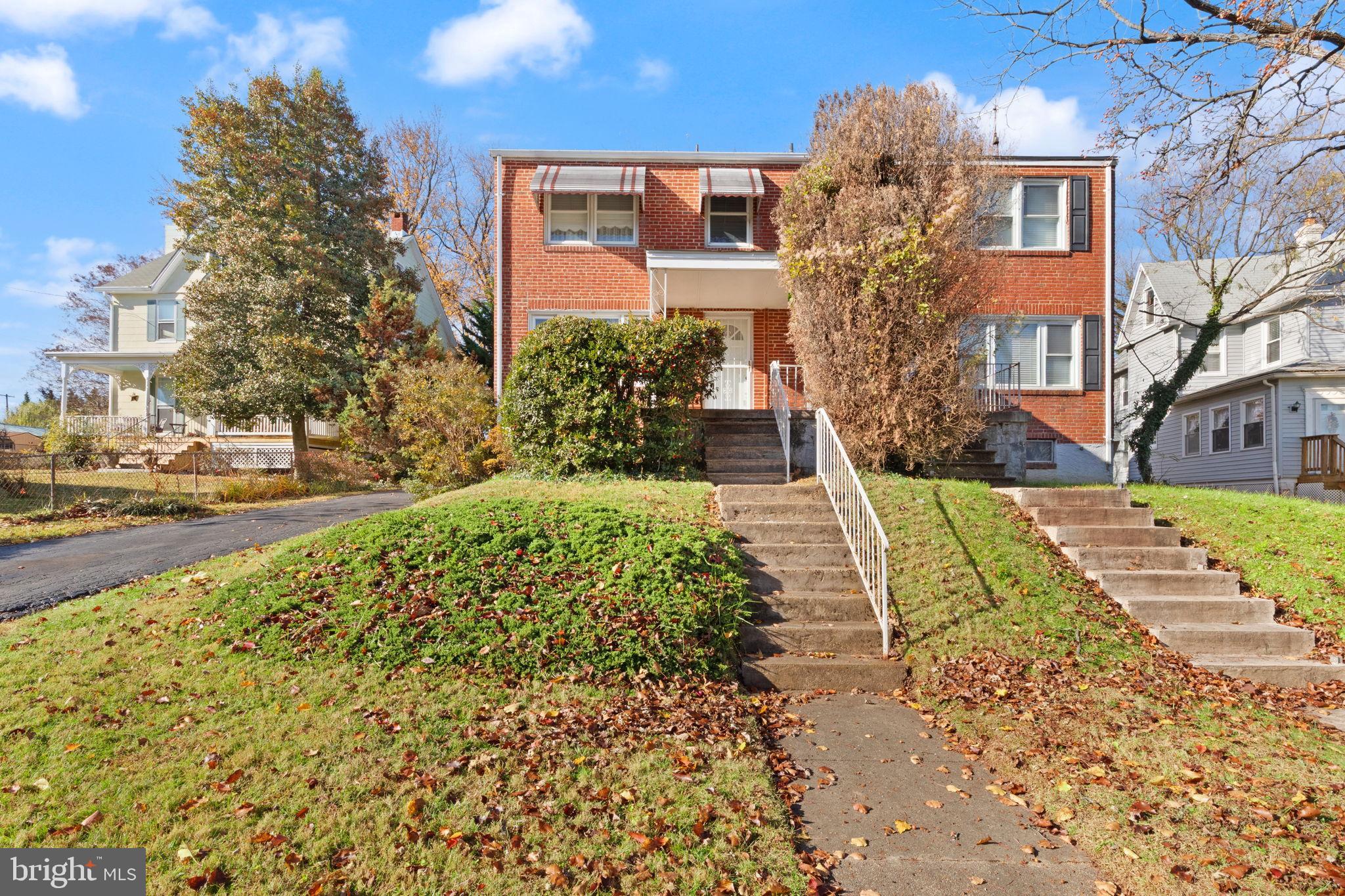 a view of a house with a yard