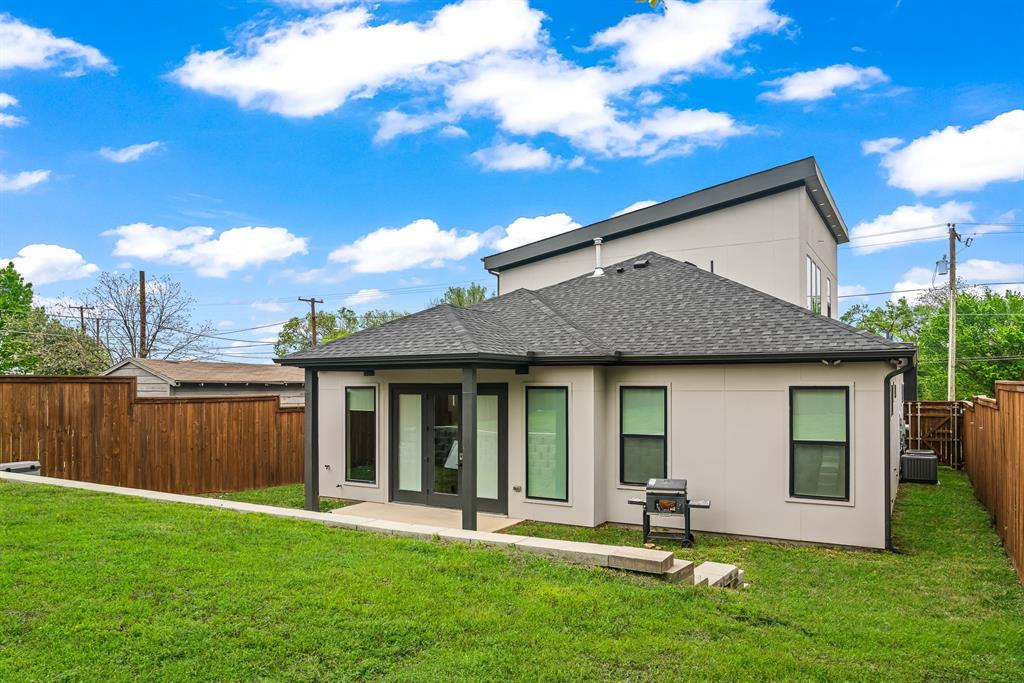 1211 Bonnie View Road Dallas, TX 75203 - Photo 32 of 33 a backyard of a house with table and chairs