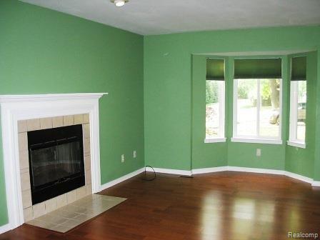 9231 Commerce Road Commerce Township, MI 48382 - Photo 13 of 18 Living Room.jpg
