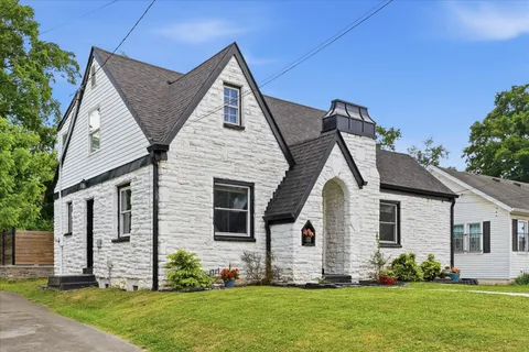 a view of a house with a yard