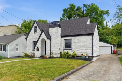 a view of a house with backyard and garden