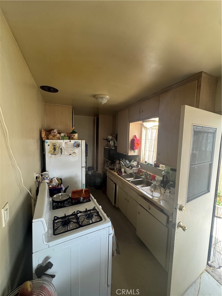 201 South Bluff Road Montebello, CA 90640 - Photo 15 of 15 1 bed kitchen