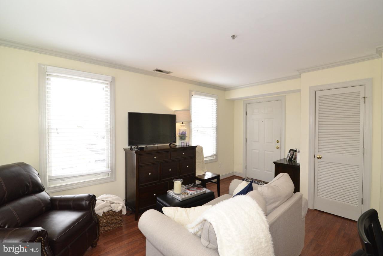 102 Dry Mill Road Southwest, Unit 203 Leesburg, VA 20175 - Photo 3 of 18 Family Room