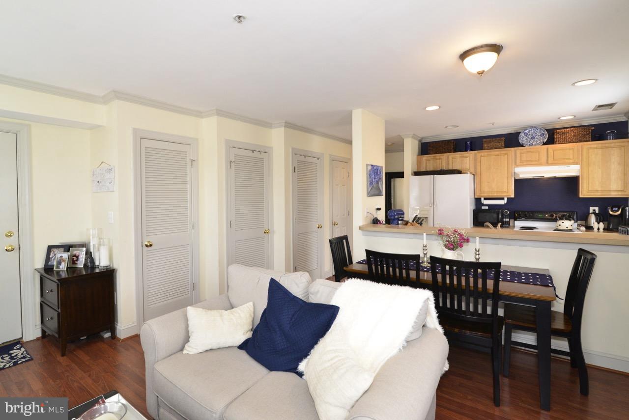 102 Dry Mill Road Southwest, Unit 203 Leesburg, VA 20175 - Photo 4 of 18 Family Room