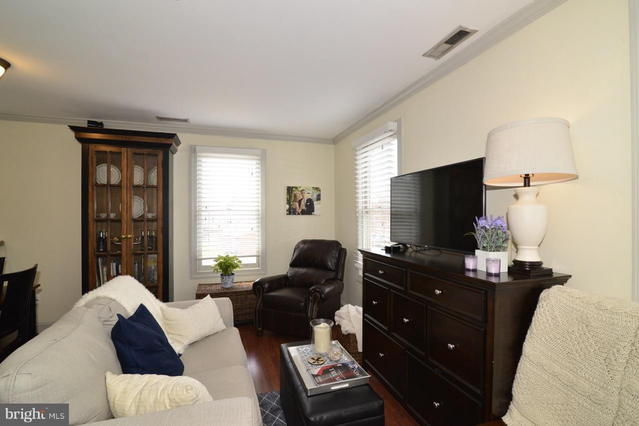 102 Dry Mill Road Southwest, Unit 203 Leesburg, VA 20175 - Photo 5 of 18 Family Room