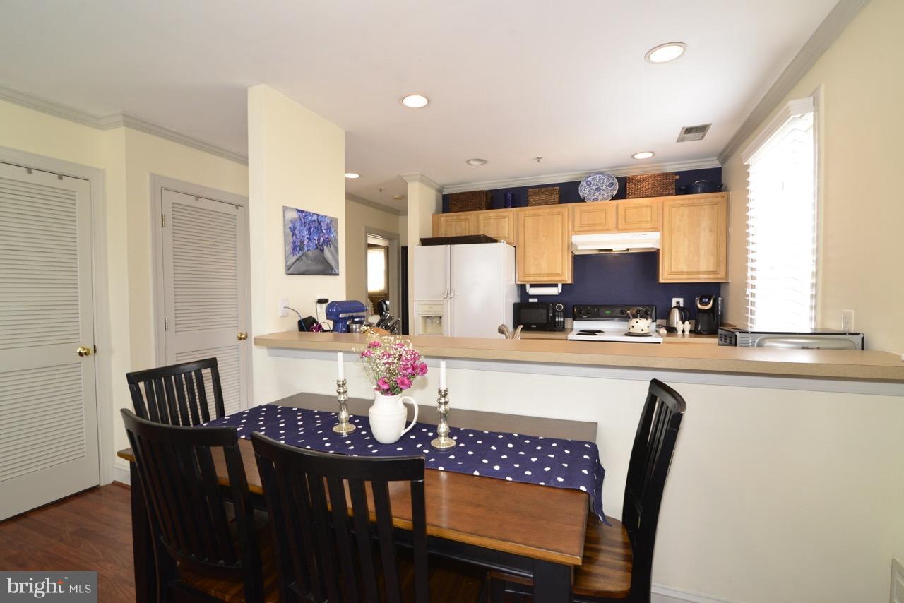 102 Dry Mill Road Southwest, Unit 203 Leesburg, VA 20175 - Photo 7 of 18 Dining Room