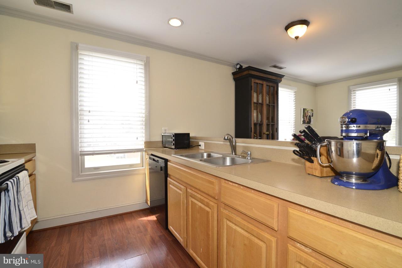 102 Dry Mill Road Southwest, Unit 203 Leesburg, VA 20175 - Photo 9 of 18 Kitchen