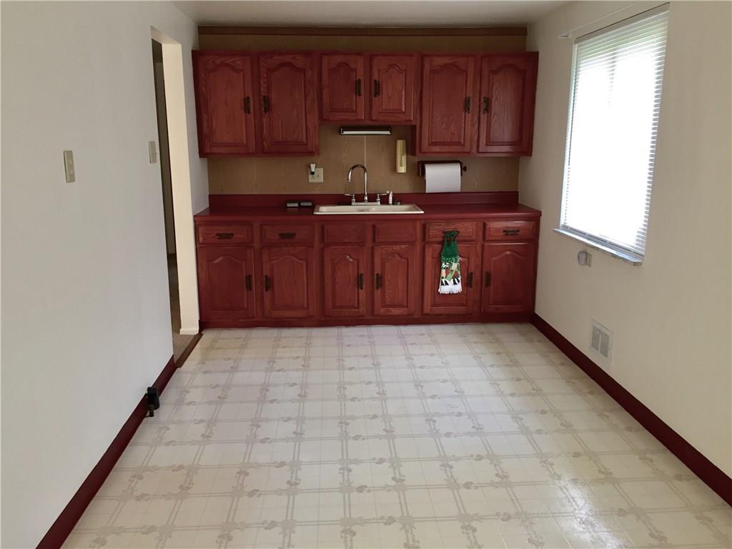 185 William Circle McKees Rocks, PA 15136 - Photo 3 of 13 Gallery Image 3