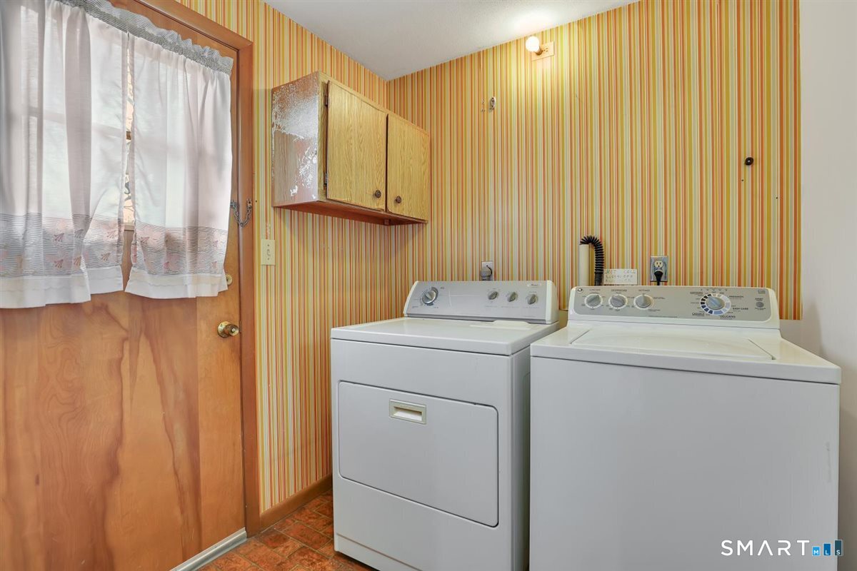 282 Parker Avenue Meriden, CT 06450 - Photo 17 of 27 a utility room with dryer and washer