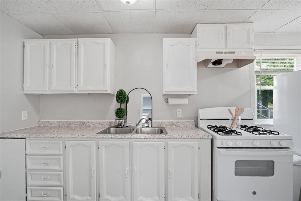 540 Armory Street Springfield, MA 01104 - Photo 8 of 28