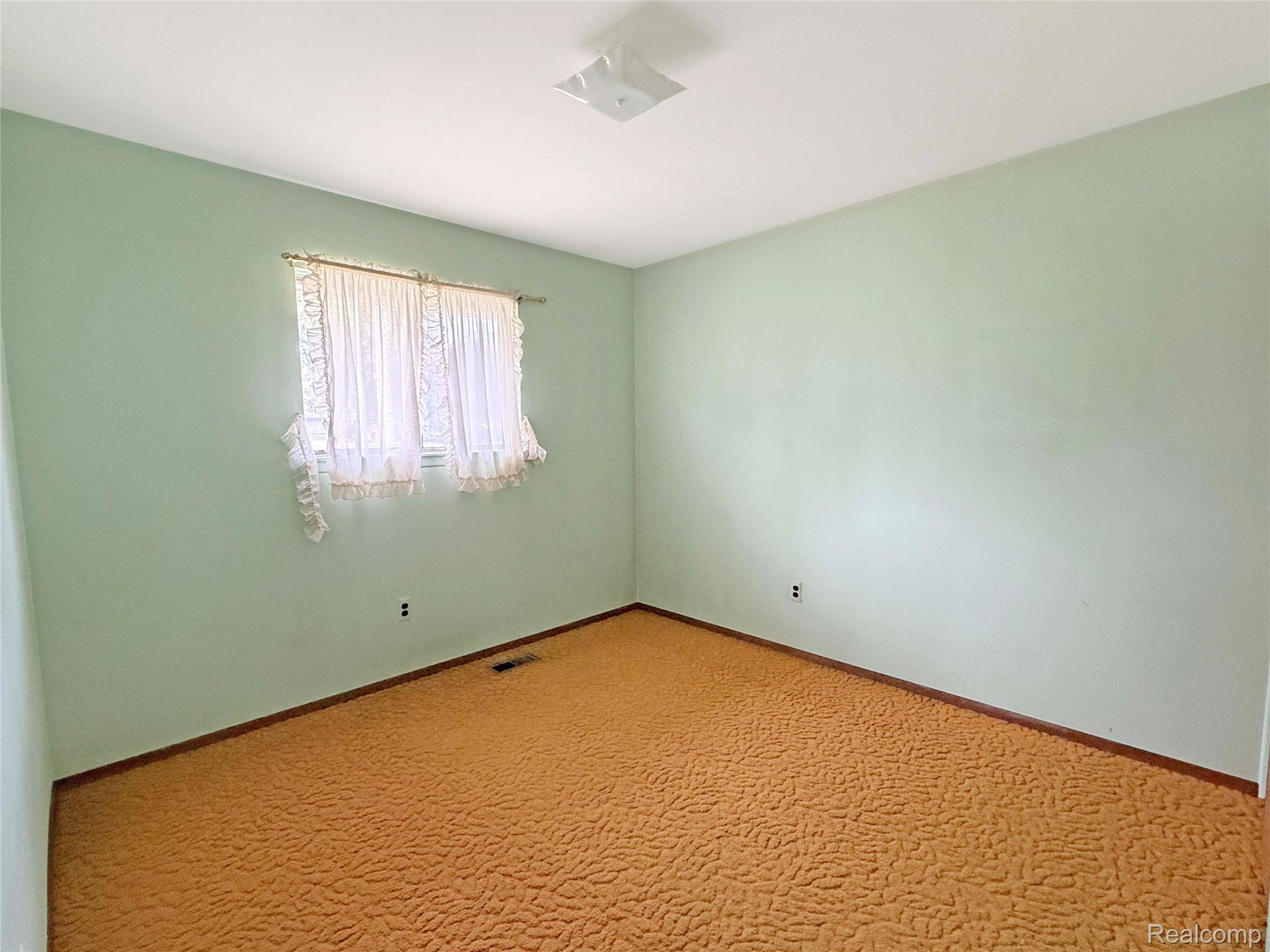 556 Trombley Road Troy, MI 48083 - Photo 9 of 16 2e3fa5c477626f32d25c257441f00fa6ed0df89f.jpg