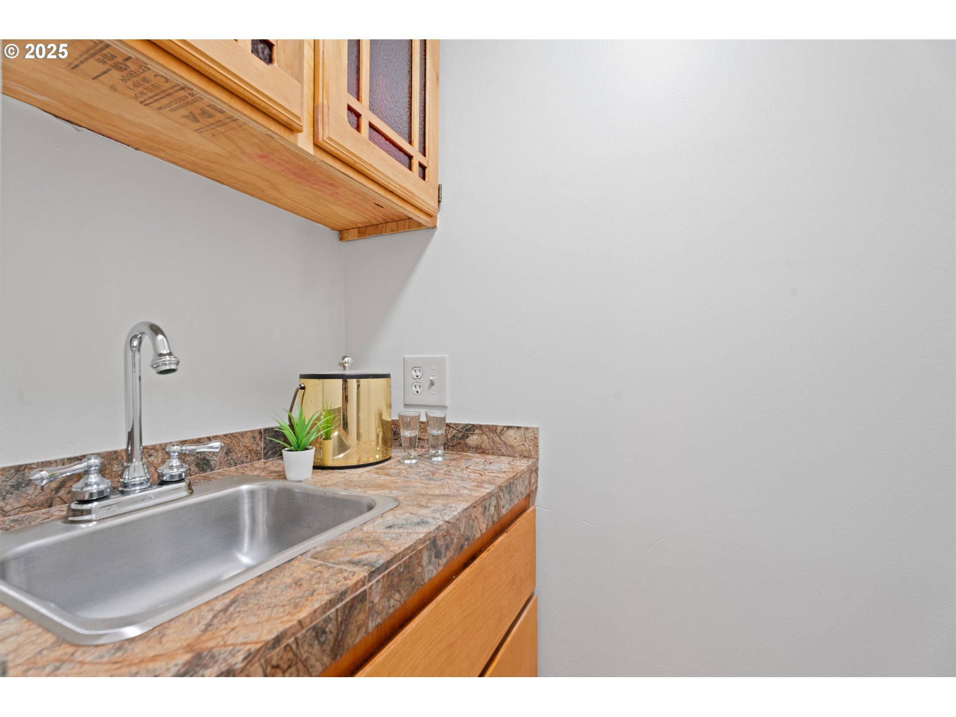 7225 Southwest Juniper Terrace Beaverton, OR 97008 - Photo 24 of 47 Wet Bar