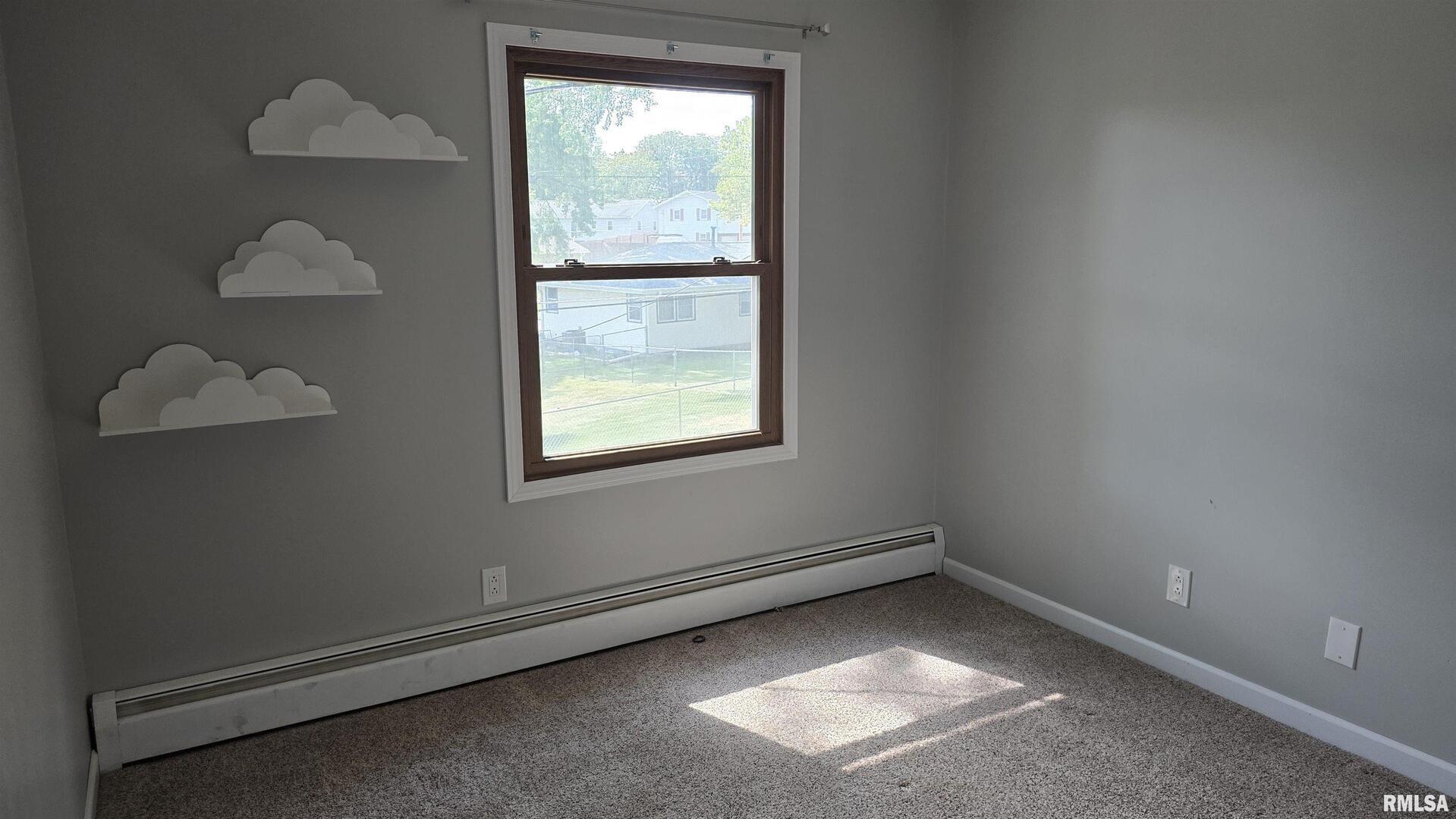 601 Scenic Drive Clinton, IA 52732 - Photo 11 of 16 an empty room with a window