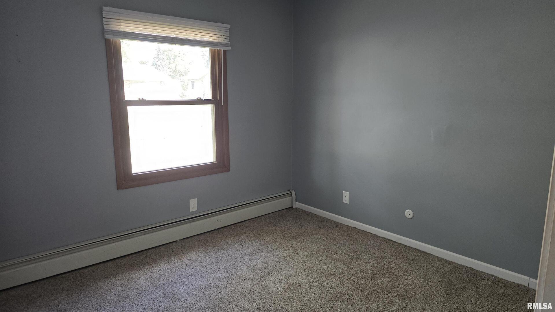 601 Scenic Drive Clinton, IA 52732 - Photo 12 of 16 an empty room with a window