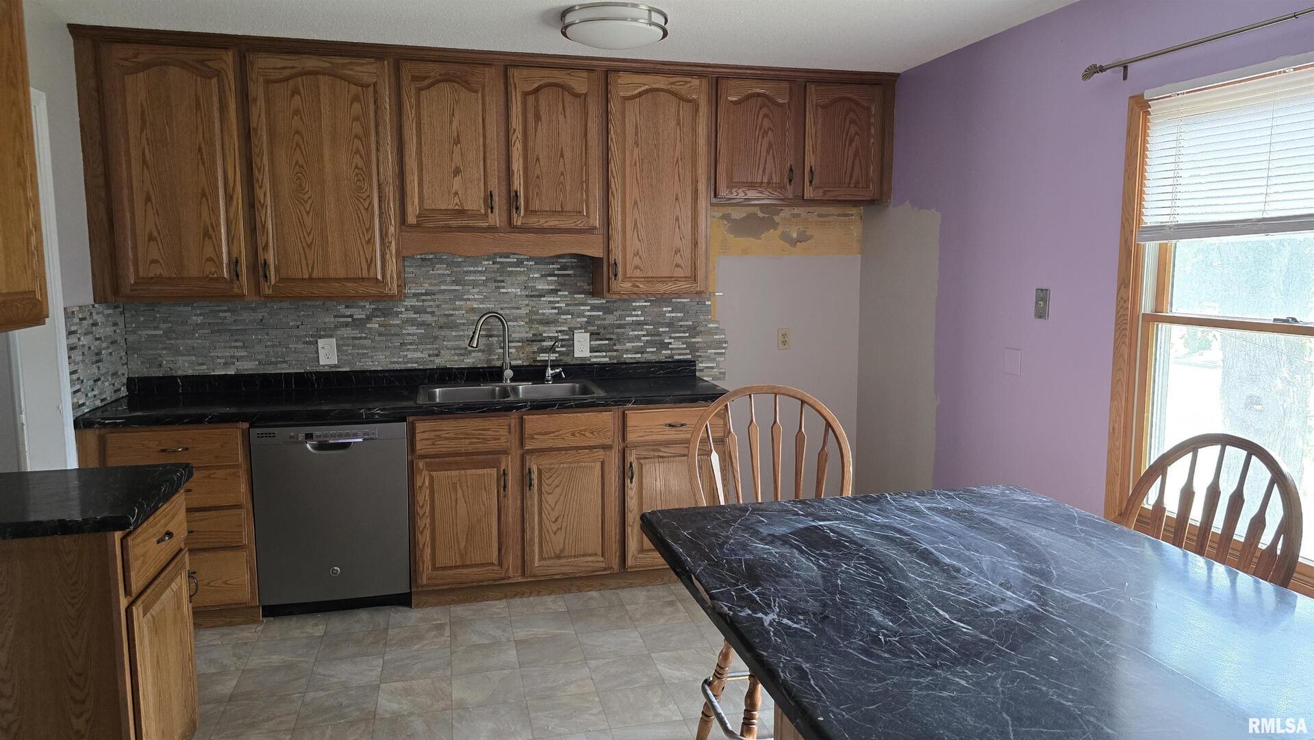 601 Scenic Drive Clinton, IA 52732 - Photo 5 of 16 a kitchen with granite countertop cabinets and window