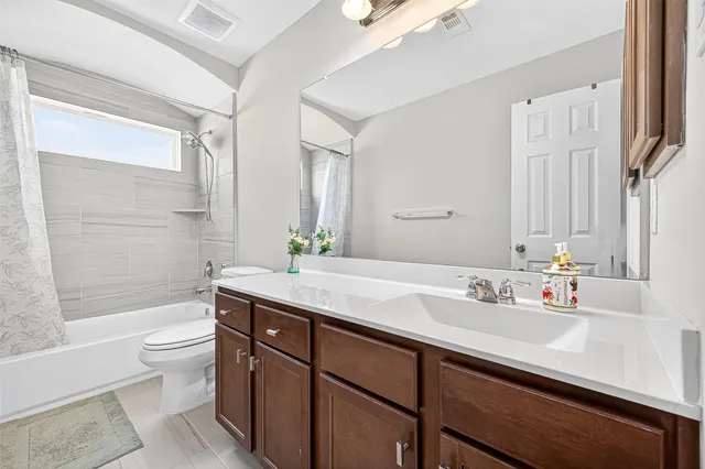 a view of a house with backyard and garden