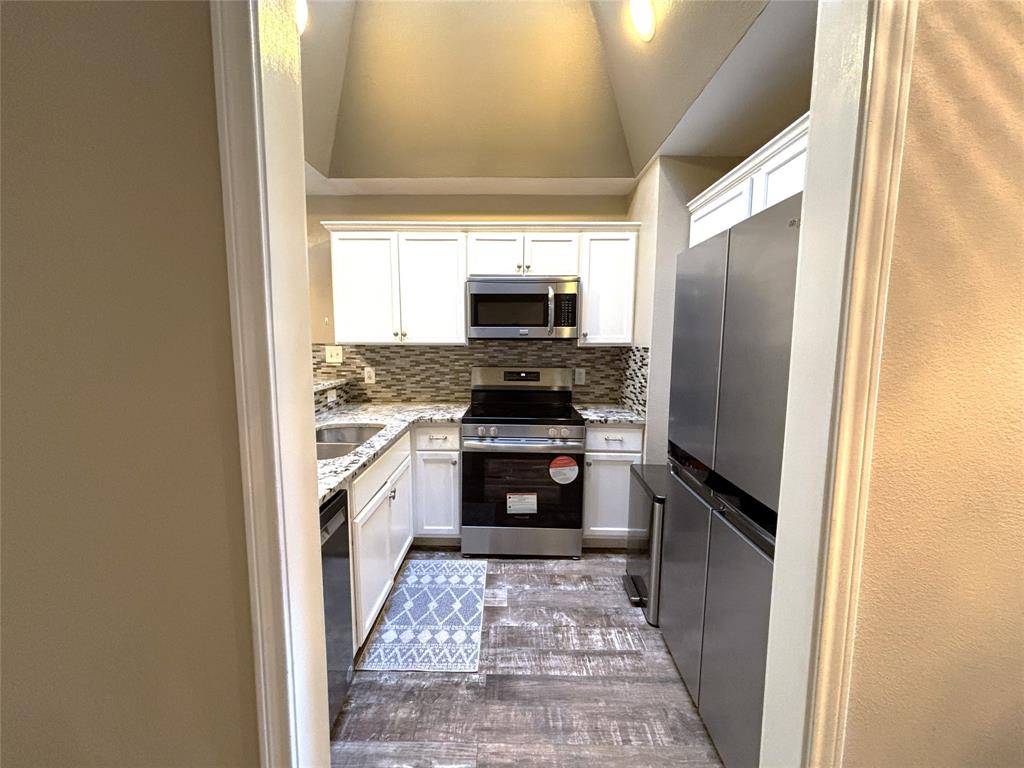 9461 Timberleaf Drive Dallas, TX 75243 - Photo 11 of 32 a kitchen with a stove a refrigerator and a stove