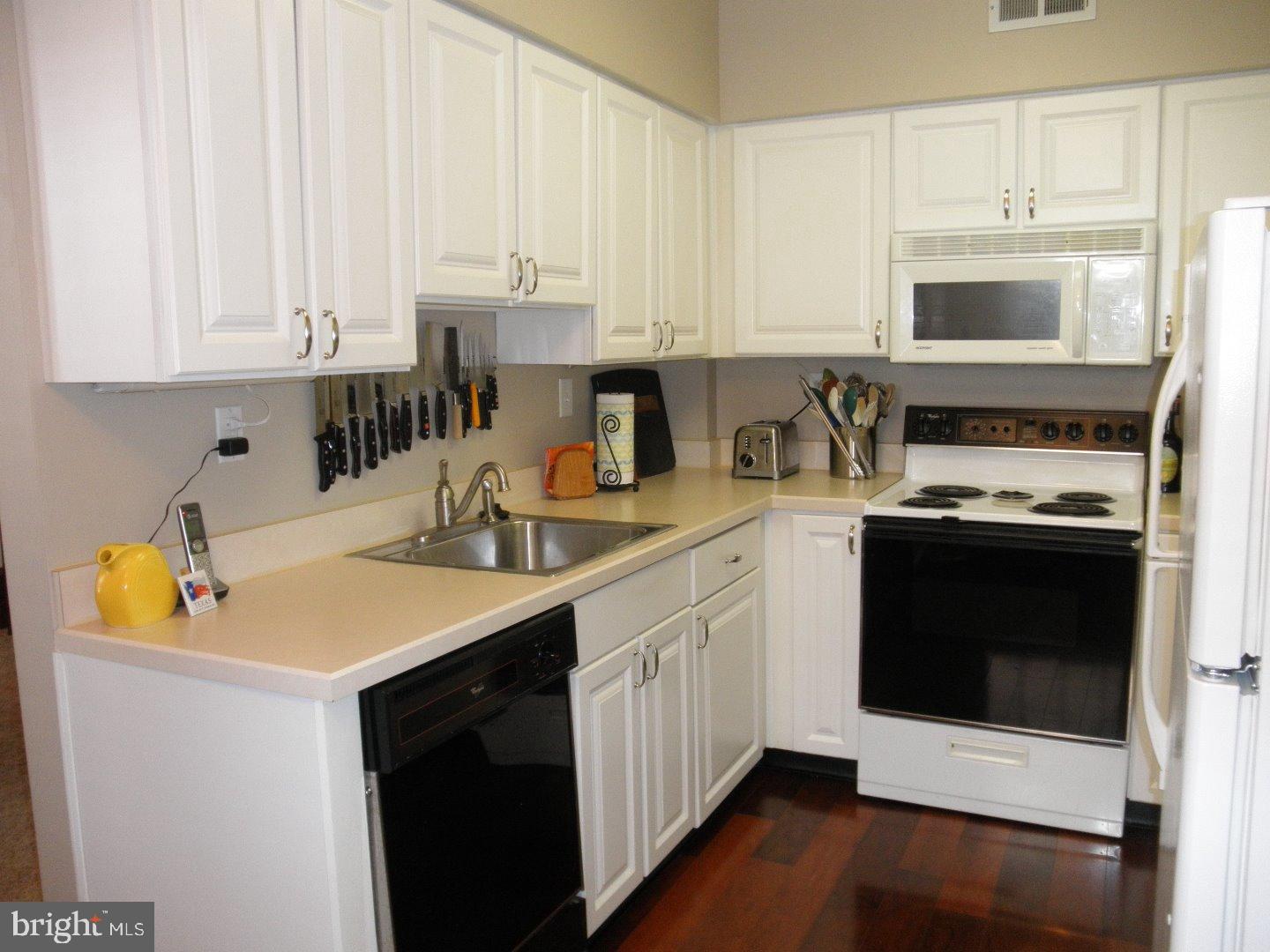 104 Woodside Road, Unit C206 Haverford, PA 19041 - Photo 8 of 24 Kitchen