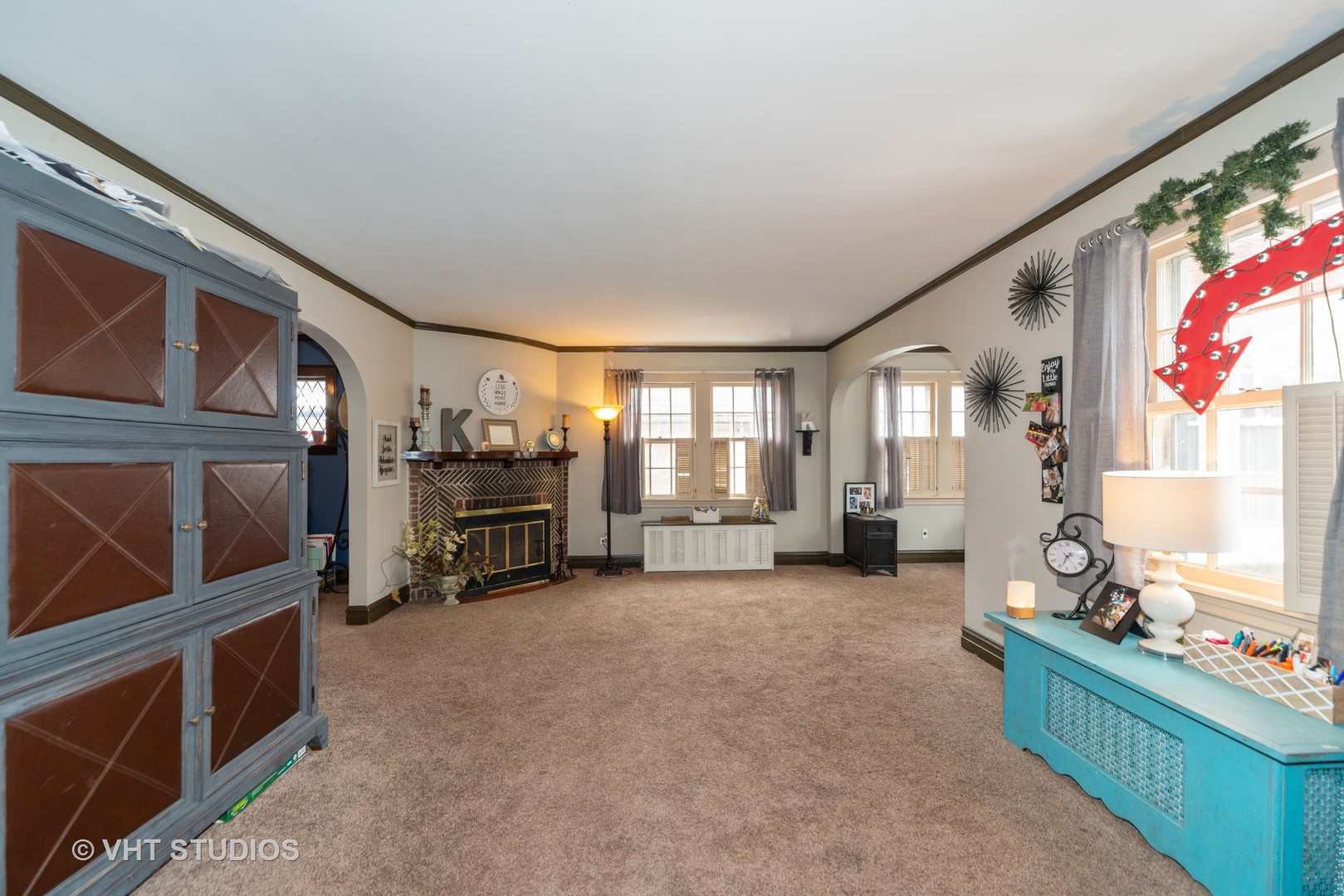 749 Elmore Street Park Ridge, IL 60068 - Photo 2 of 10 a room with furniture and window