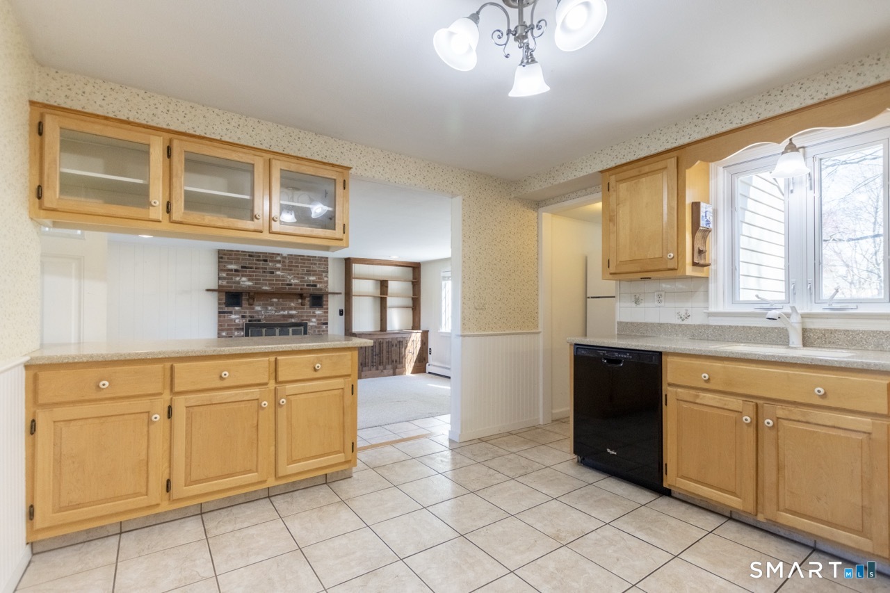 146 Warde Terrace Fairfield, CT 06825 - Photo 5 of 38
