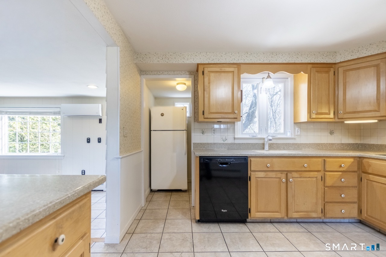 146 Warde Terrace Fairfield, CT 06825 - Photo 9 of 38