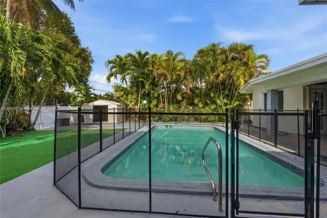 a view of a backyard