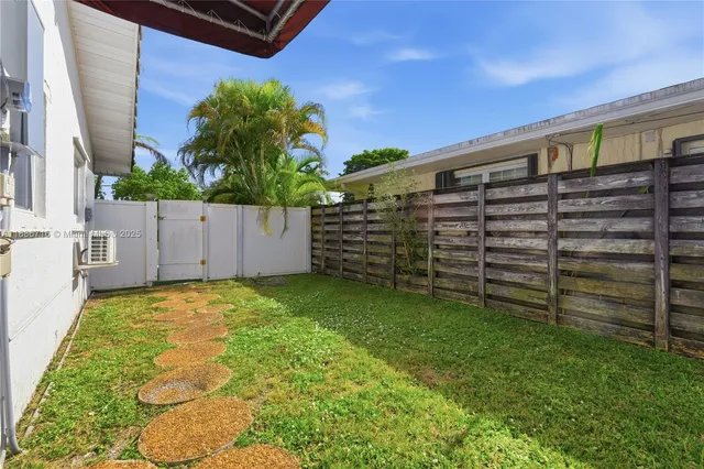 a view of a backyard