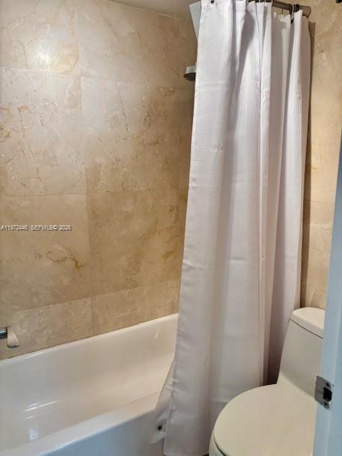 100 Lincoln Road, Unit 823 Miami Beach, FL 33139 - Photo 9 of 15 a bathroom with a toilet and a bathtub