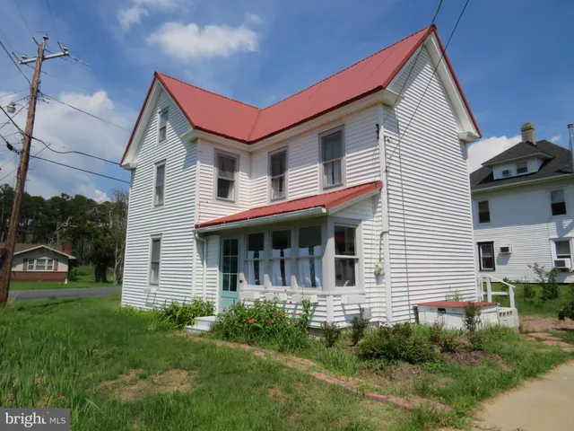 a view of house with a yard