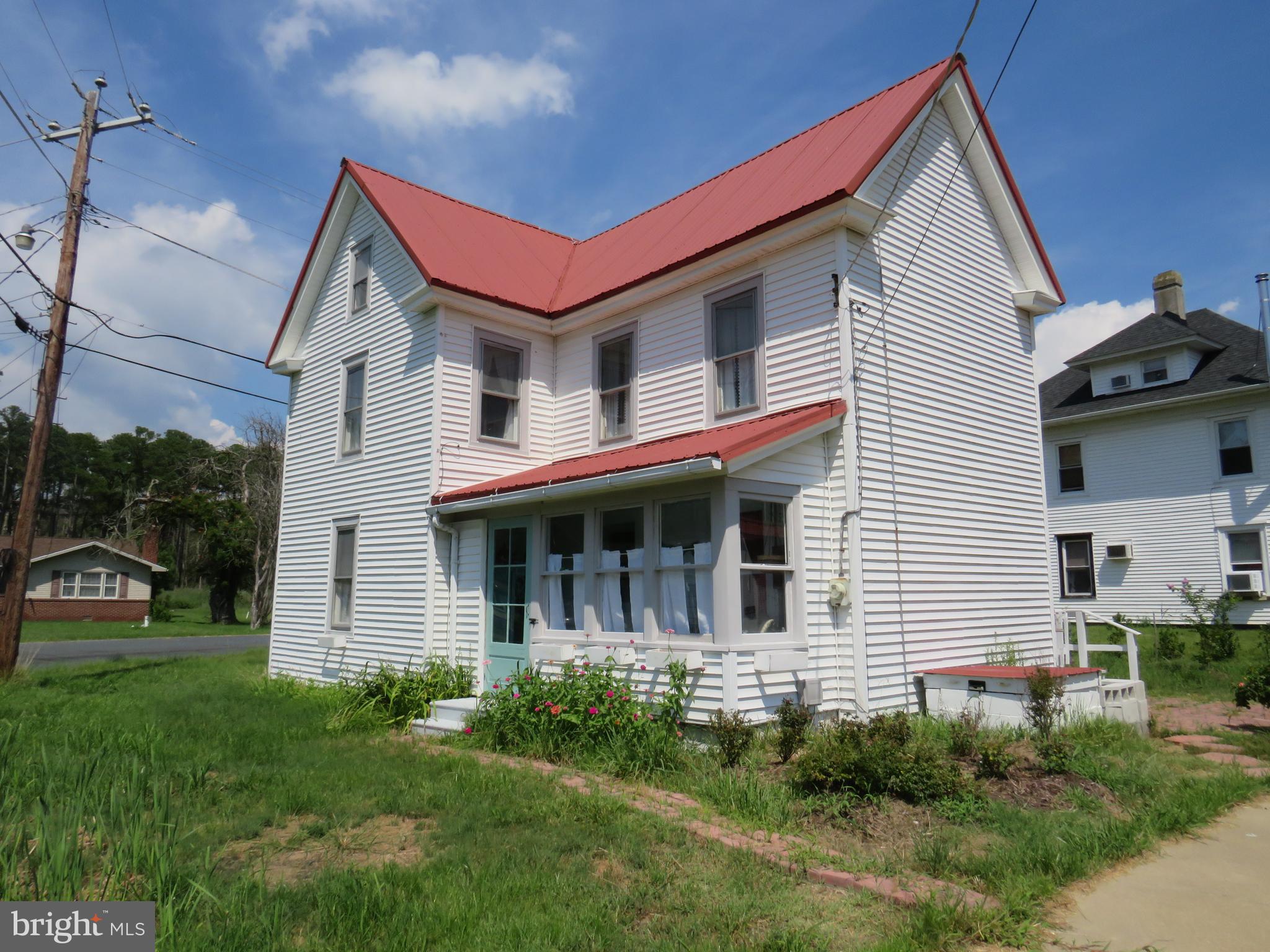 a view of house with a yard