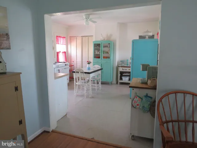 a view of a livingroom with furniture