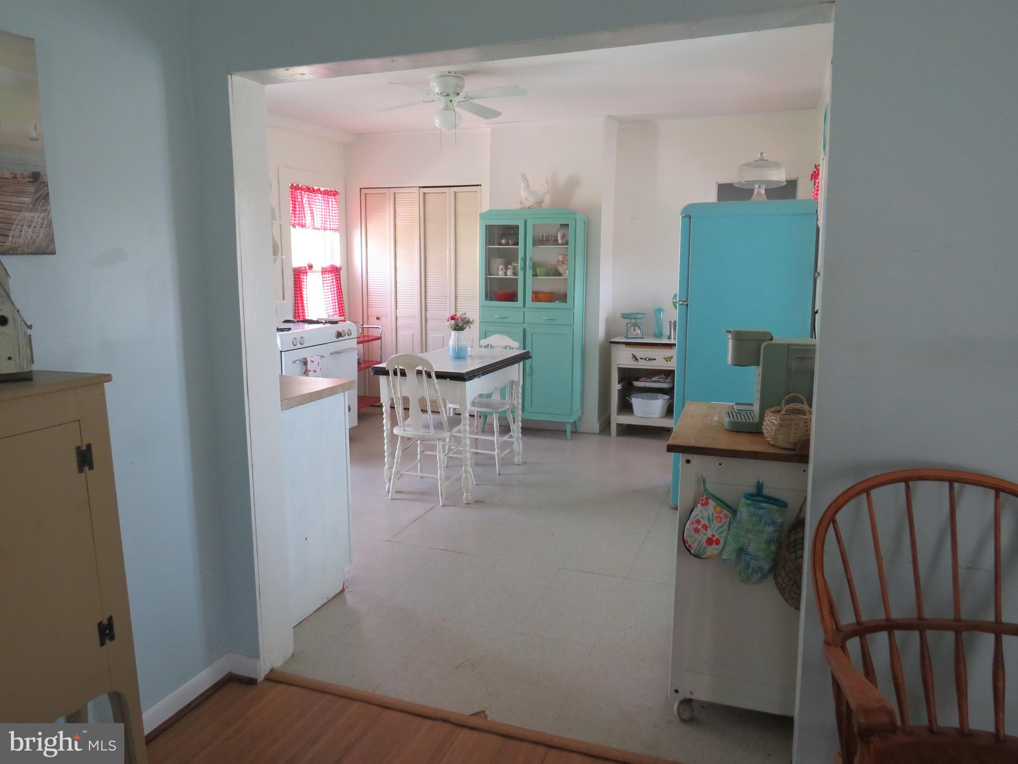 3289 Sackertown Road Crisfield, MD 21817 - Photo 12 of 25 a view of a livingroom with furniture