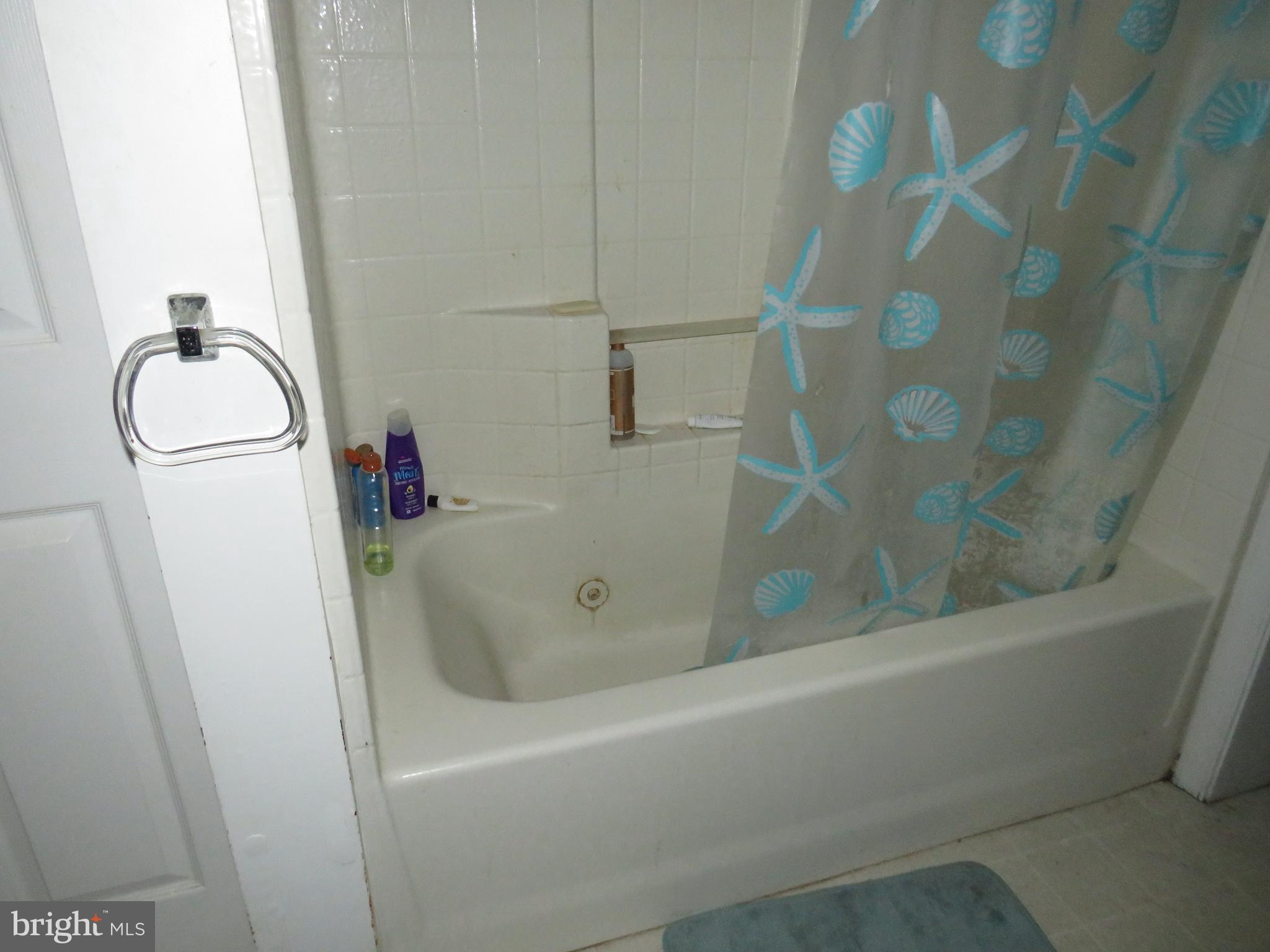 3289 Sackertown Road Crisfield, MD 21817 - Photo 17 of 25 a bathroom with a bathtub