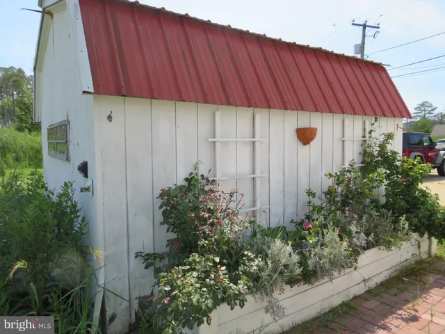 a view of a house with backyard and garden