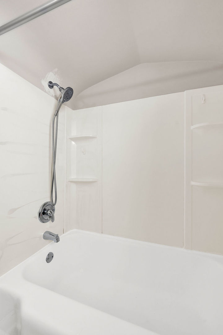 6559 South Kilpatrick Avenue Chicago, IL 60629 - Photo 14 of 26 a bathroom with a bathtub