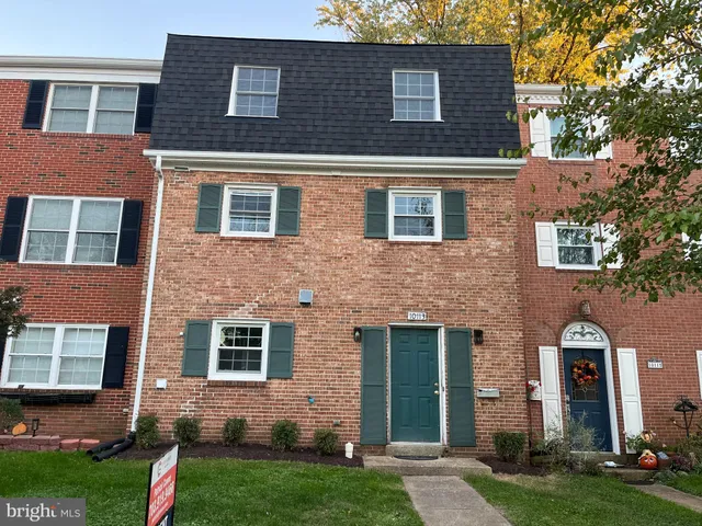 a brick building that has a lots of windows in it