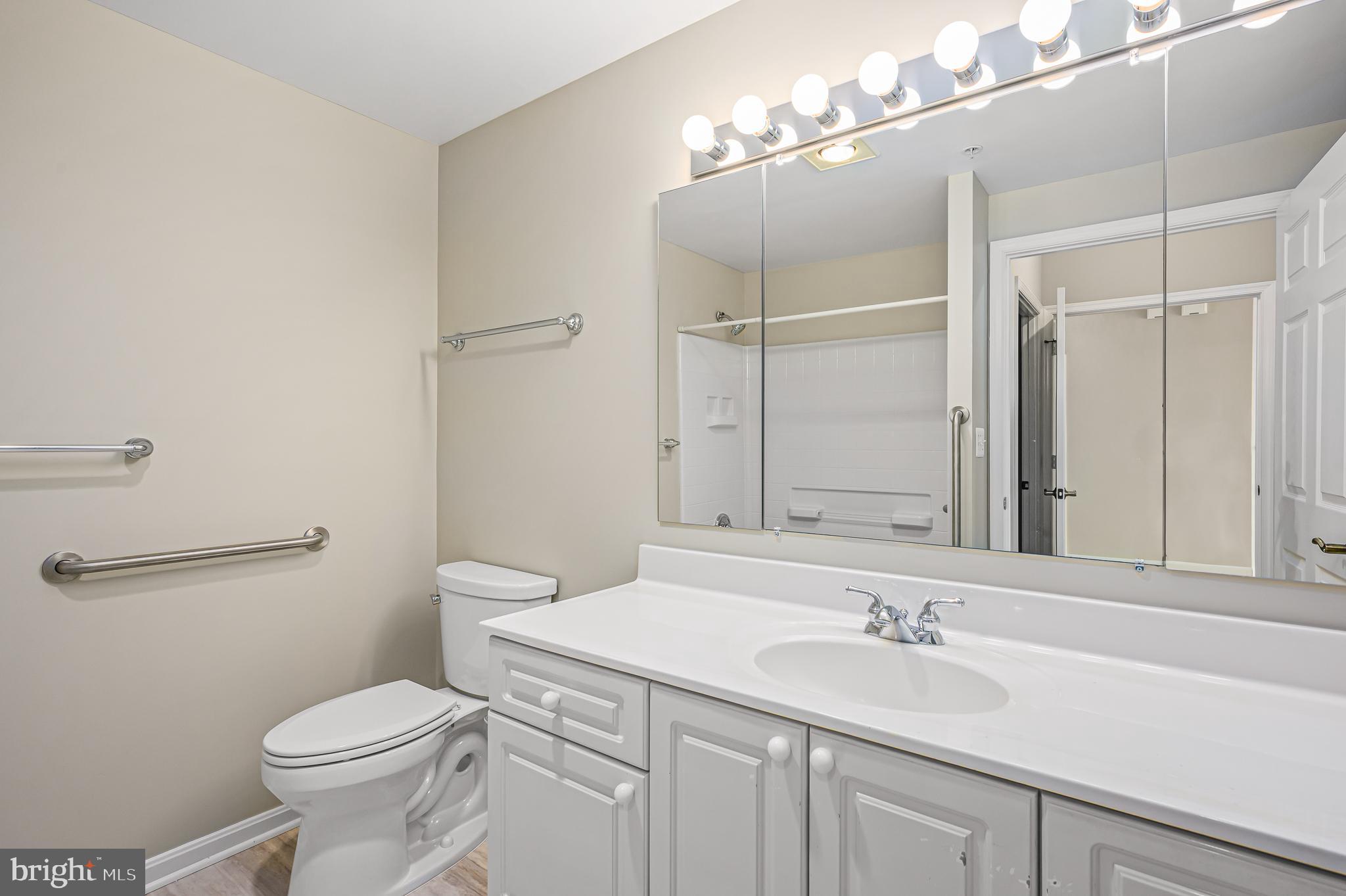 19355 Cypress Ridge Terrace, Unit 802 Leesburg, VA 20176 - Photo 20 of 37 Owner's bathroom