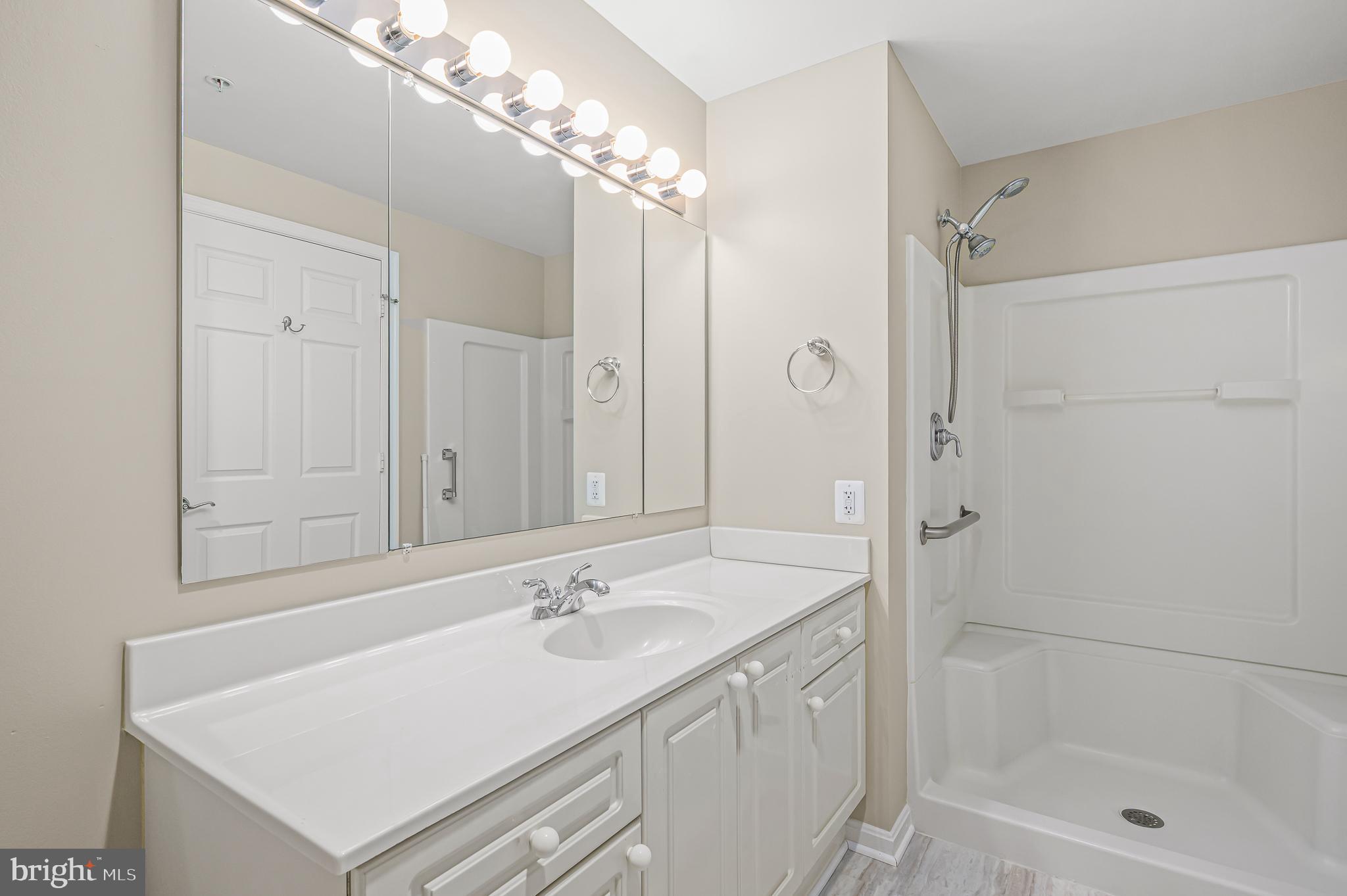 19355 Cypress Ridge Terrace, Unit 802 Leesburg, VA 20176 - Photo 21 of 37 Separate shower and tub