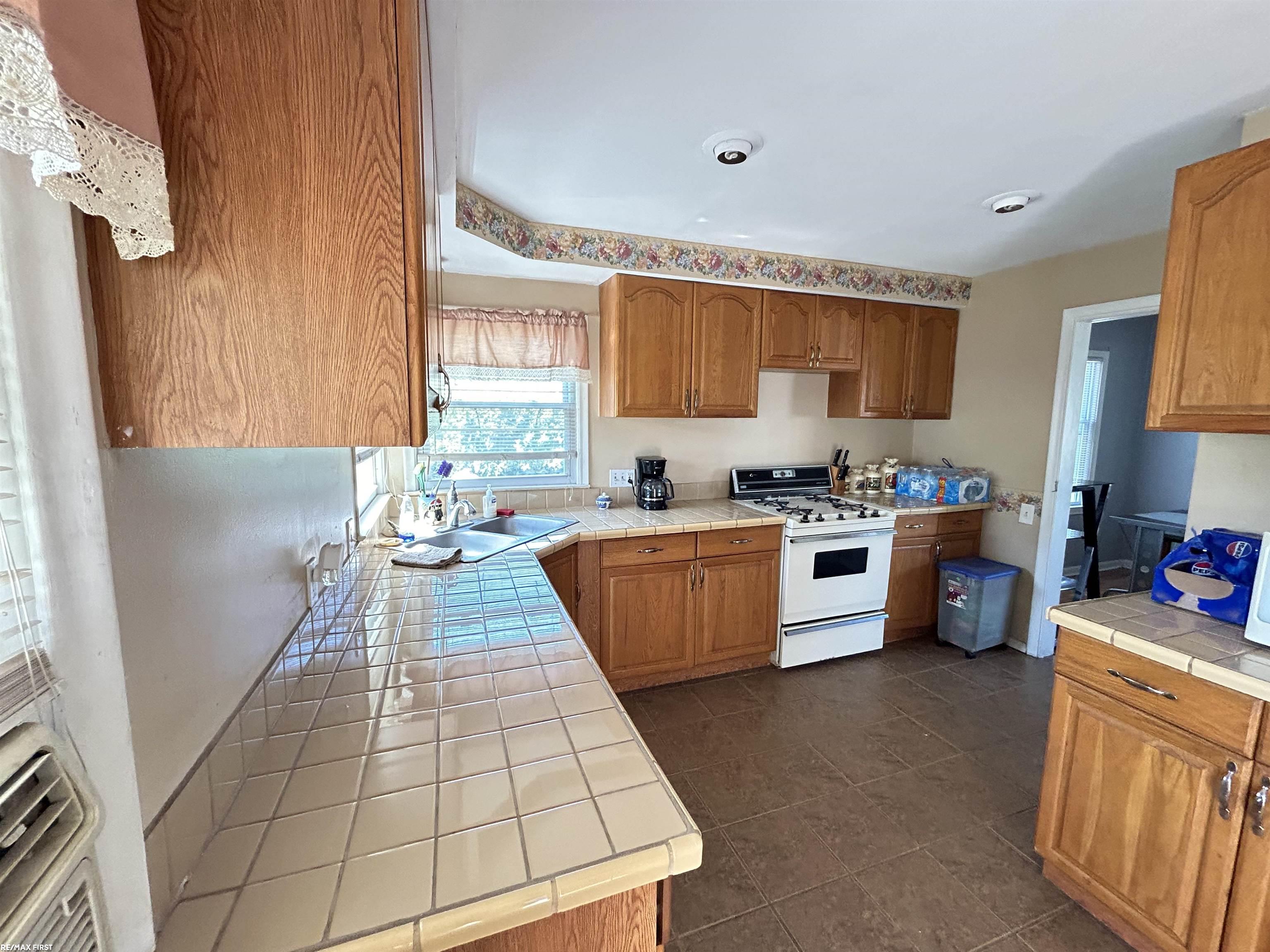 8694 Stephens Road Warren, MI 48089 - Photo 9 of 29 50156489-c8b65e38-318d-49f4-9f79-84d19703cf23.JPG