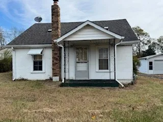 a view of a house with yard