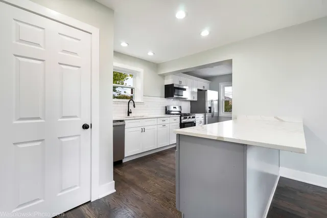 $319,900 | 4247 Anna Avenue, Lyons, IL 60534